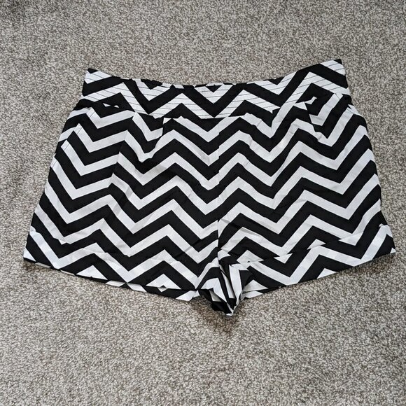 Women's "Heart Soul" Black & White Chevron Striped Athletic Shorts; Size L - Picture 1 of 5